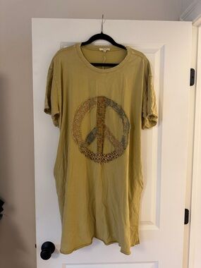 easel Olive Green Crewneck Top with Subtle Ribbed Trim